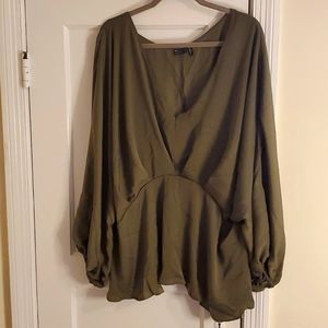 V-neck long sleeve shirt